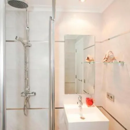 Апартаменти Near The Pine Walk